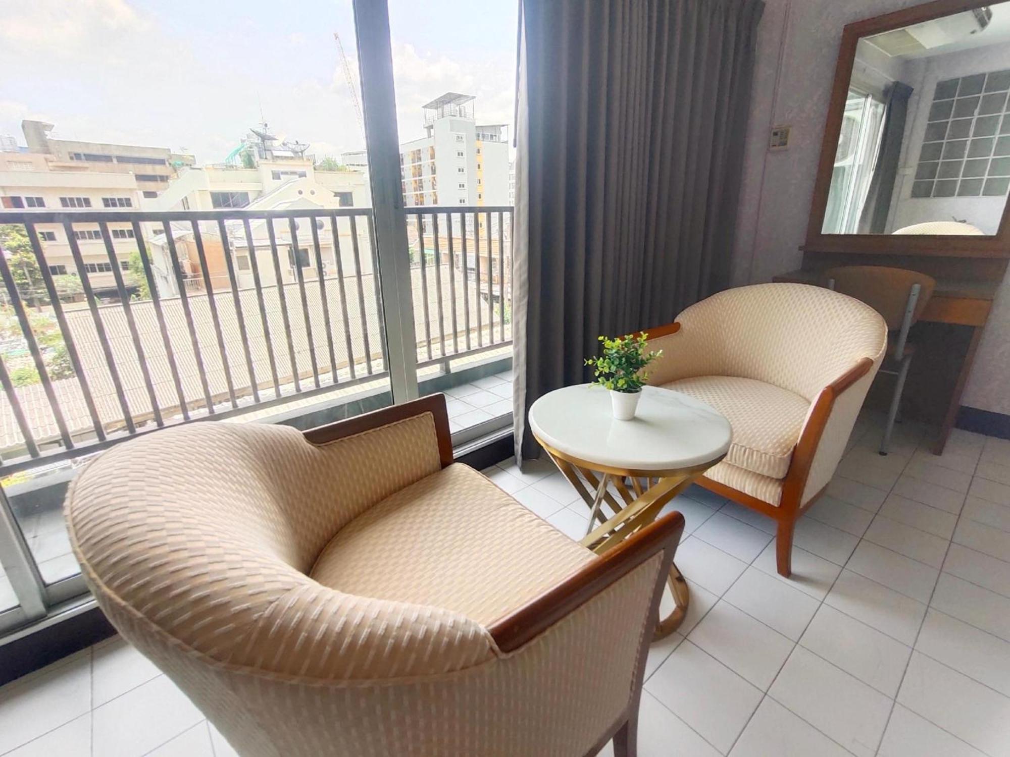 Oyo 75446 Travis Inthamara 49 Hotel Bangkok Exterior foto